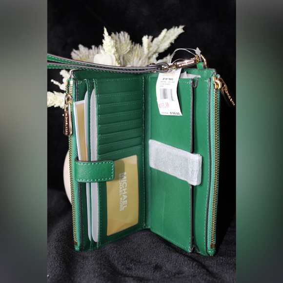 BNWT Authentic Michael Kors Emerald Green Wristlet - Picture 6 of 6